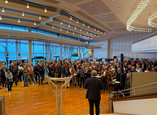 Bildunterschrift: Volles Haus bei der Einwohnerversammlung. An 30 Infoständen konnten sich die Bürger und Bürgerinnen informieren.