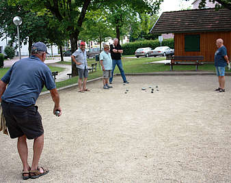 Männer spielen Boule in Ailingen