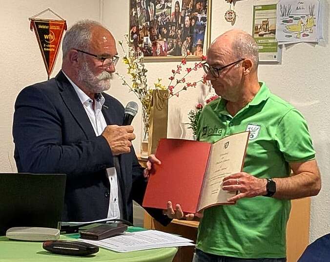 Zwei Männer stehen nebeneinander