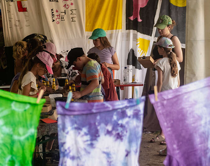 Kinder beim Batiken. (Foto: vhs Friedrichshafen)