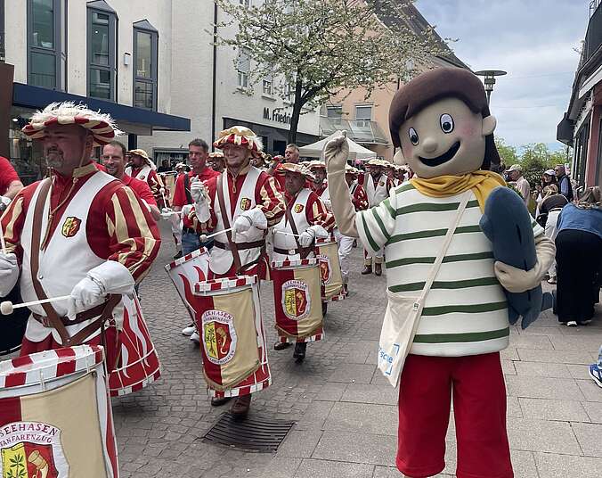 Maskottchen mit Seehasenfanfarenzug, (Foto: Stadt Friedrichshafen)