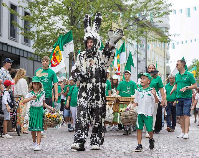 Mann in Hasenkostüm und verkleidete Kinder