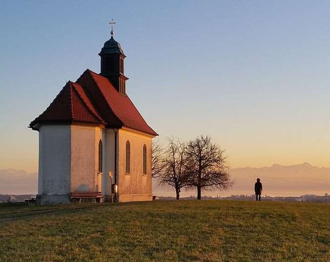 Kapelle im Abendlich vor Bergkulisse