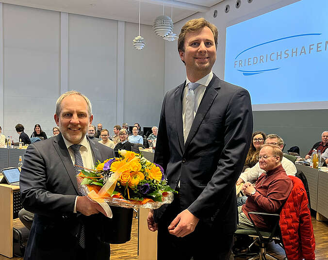 Zwei Männer mit Blumenstrauß. (Foto: Stadt Friedrichshafen)