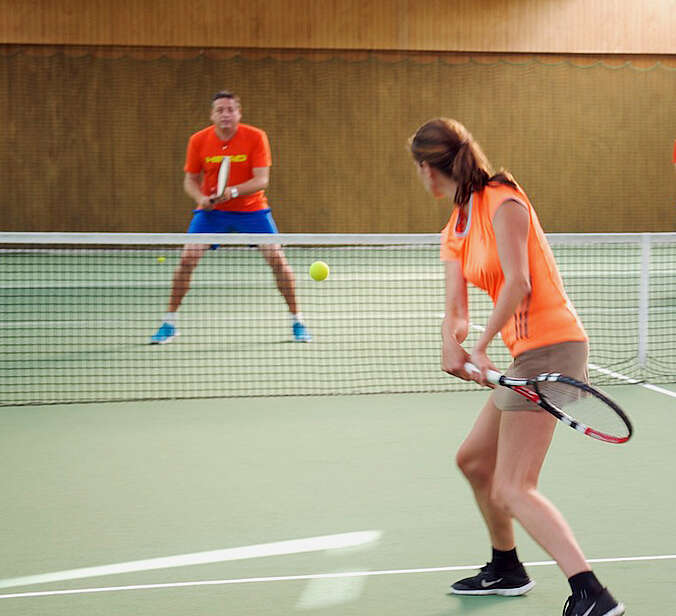 Tennis spielen in Sporthalle