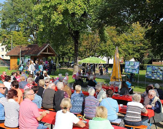 Menschen sitzen essen und trinken