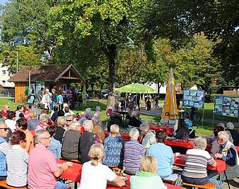 Menschen sitzen essen und trinken