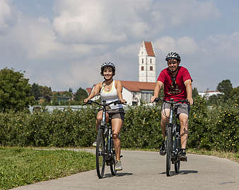 Mann und Frau beim Radfahren