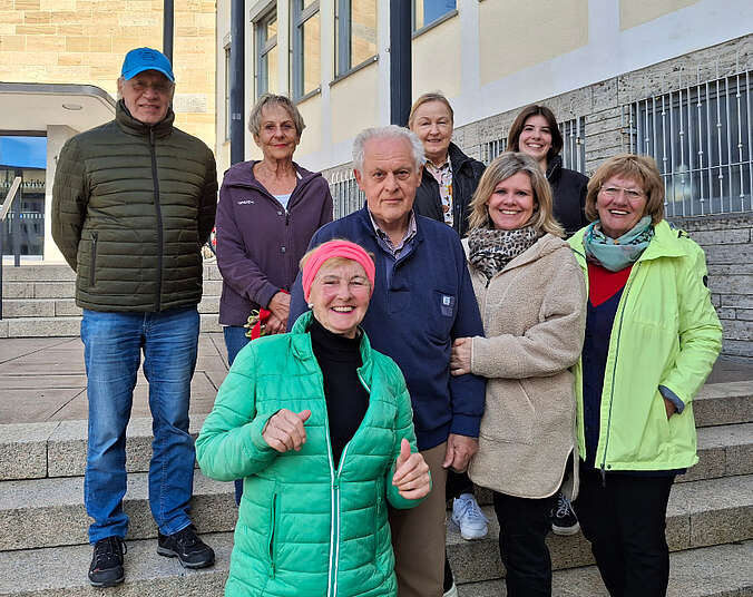 Frauen und Männer auf der Treppe vor dem Rathaus.