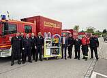 Links und rechts des Rollwagens Kreisbrandmeister Alexander Amann und Christoph Keckeisen, Erster Landesbeamter. (Foto: Kreisfeuerwehrverband Bodenseekreis)