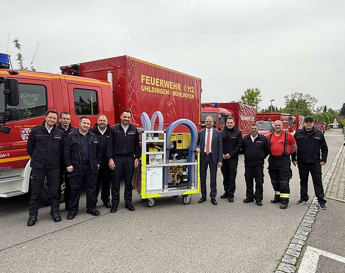 Menschen mit Rollwagen (Foto: Kreisfeuerwehrverband Bodenseekreis)
