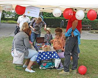 Kinder und Eltern basteln