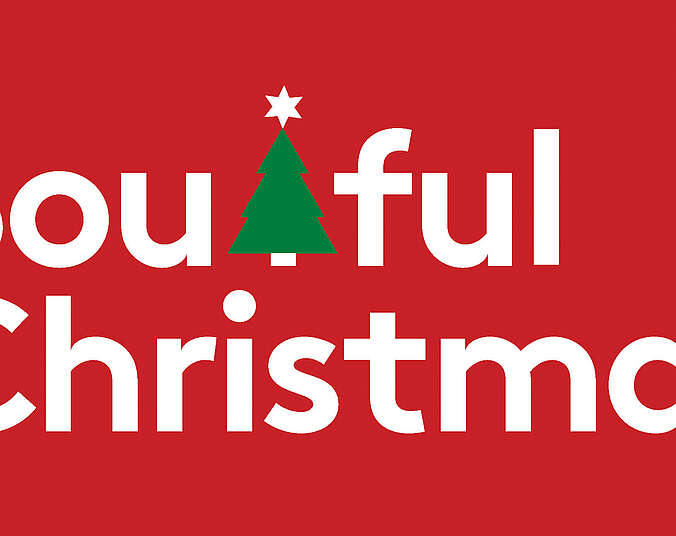 weißer Schriftzug mit Tannenbaum auf rotem Hintergrund