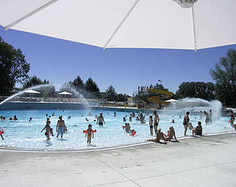 Menschen im Wellenfreibad Ailingen