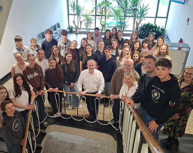 Schülerinnen und Schüler stehen auf einer Treppe