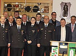Die geehrten und beförderten Feuerwehrmitglieder: von links 1. Reihe: Luca Damoune, Samuel Fischer, Daniel Vogt, Herbert Hänsler, Anncathrin Knaus, Michael Fischer, Hans-Jörg Schraitle; von links 2. Reihe: Hubert Knoblauch, Sven Huber, Lars Sauerborn, Klaus Willauer, Julian Laymann, Ortsvorsteher Andreas Lipp, Bürgermeister Dieter Stauber, Kommandant Felix Engesser, Daniel Löhle (Vertreter des Landkreises). (Foto: Alexander Günthör)
