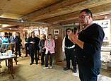 Kurator Hugo Glückler gab eine Einführung in die Ausstellung "Ailingen früher - landwirtschaftlich geprägt" 
Foto: Martin Kohler