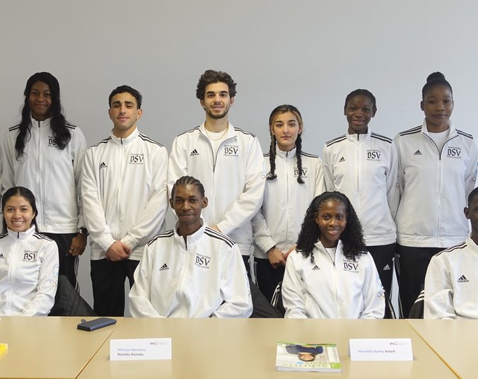 Gruppenbild von Sportlern in Taekwondo-Kleidung