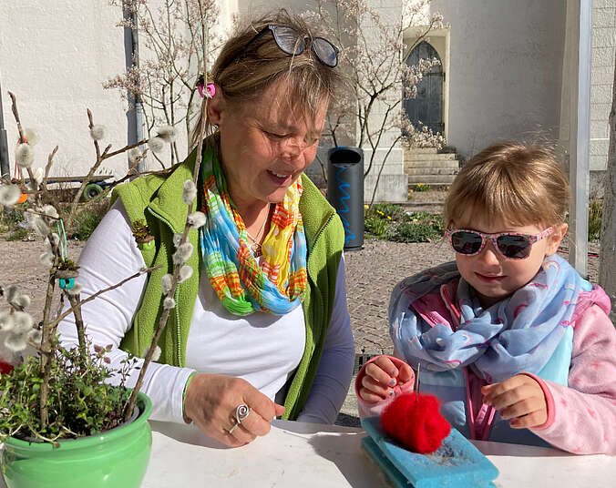 Kind und Frau beim Basteln, (Archivfoto: Stadt Friedrichshafen)